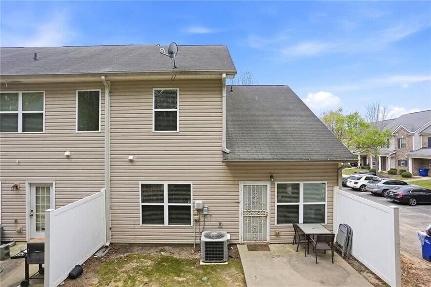 Building Photo - 2555 Flat Shoals Rd