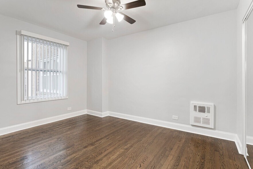 Building Photo - 7639 N Eastlake Ter