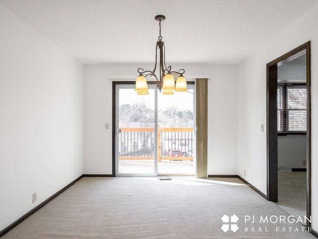 Building Photo - 3 Bed 3 Bath Duplex - Available now