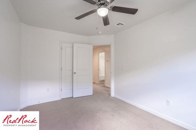 Building Photo - End Unit Fossil Hills Townhome with 3 Beds and 2.5 Baths