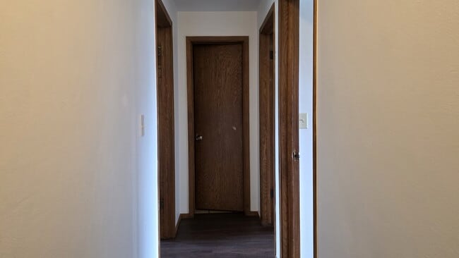 Building Photo - "3-Bed Townhouse with 1.5 Baths in Appleton!