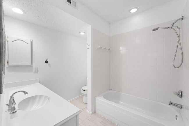 Building Photo - 1828 Alameda Dr