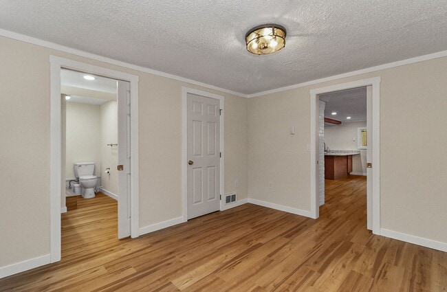 Building Photo - Stylish in Snohomish