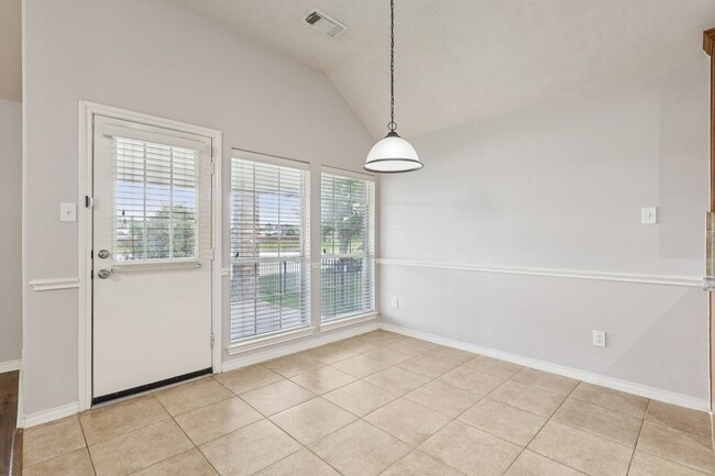 Building Photo - 10206 Pine Flats Dr