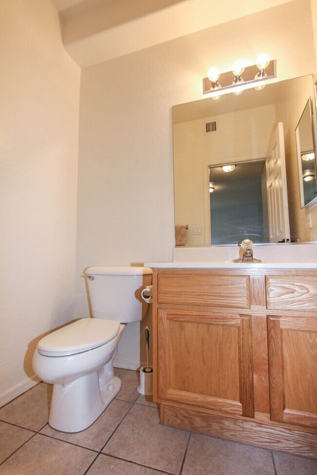 Building Photo - 2 Bedroom Condo in Boulder Park