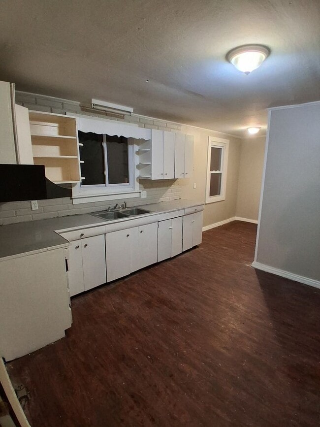 Building Photo - 8 Pulaski St