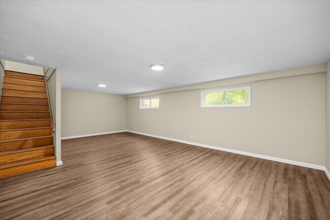 Building Photo - 8 Manor Dr