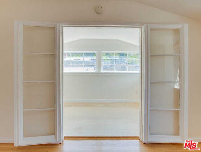 Building Photo - 10309 Chrysanthemum Ln