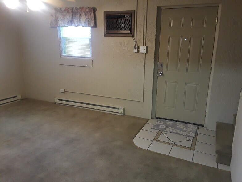 Unit 1 LR - 1913 6th Ave