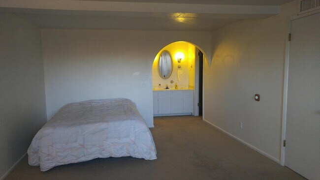 Building Photo - 1545 Montezuma Cir