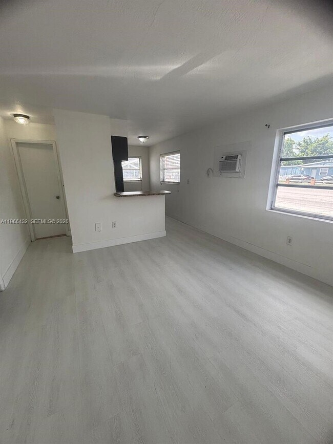 Building Photo - 1400 W 29th St