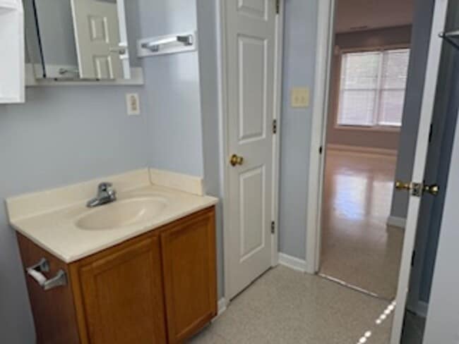 Building Photo - 245 Lakewood Dr