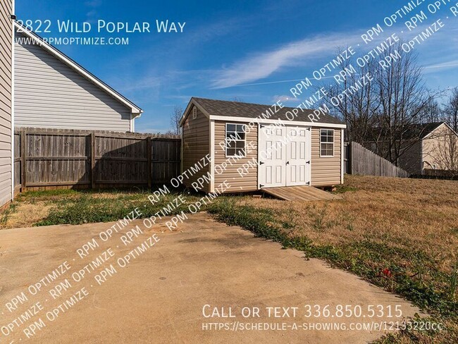 Building Photo - Spacious 3-Bedroom Home with Large Fenced ...