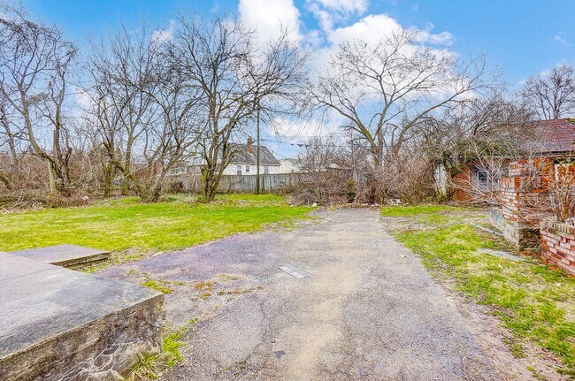 Building Photo - Cozy 3 bedroom w/backyard