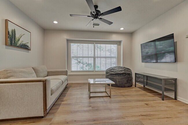 Building Photo - 10 E Sterling Pond Cir