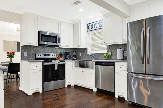 Building Photo - 5534 Loch Lomond Dr