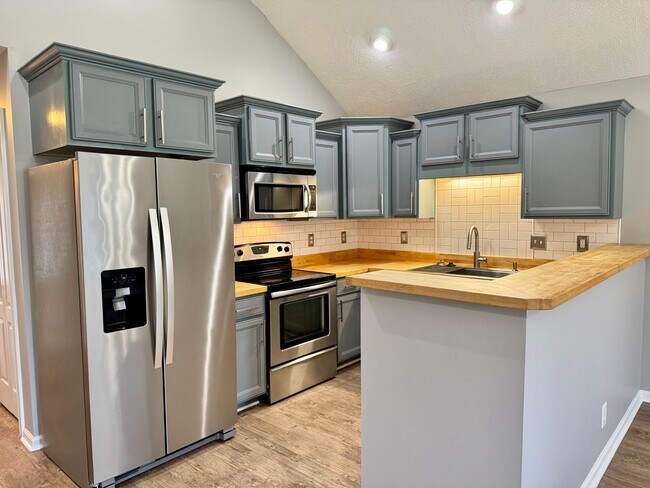 Building Photo - Cute 3 Bedroom Ranch in Fox Crossing! Conv...