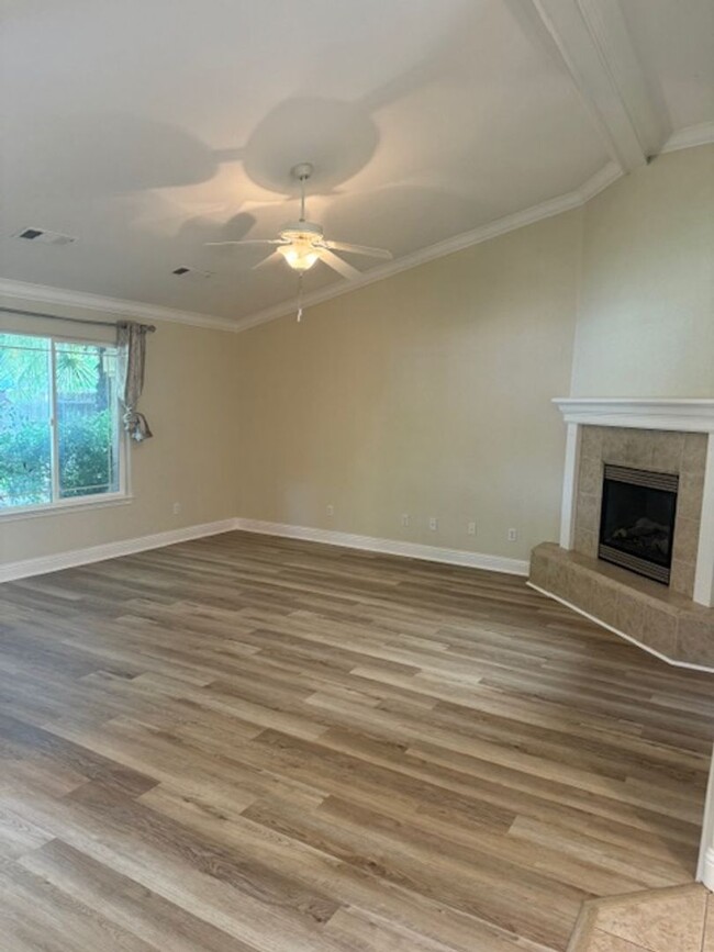 Building Photo - Beautiful South Redding Home