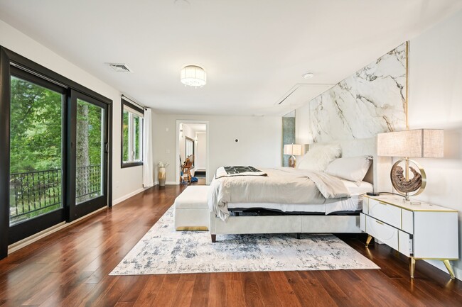 Building Photo - 10 Oakridge Ave