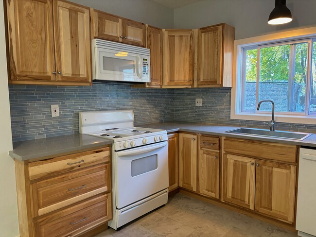 Huge eat-in kitchen with new cabinets, quartz countertops and dishwasher - 47 William St