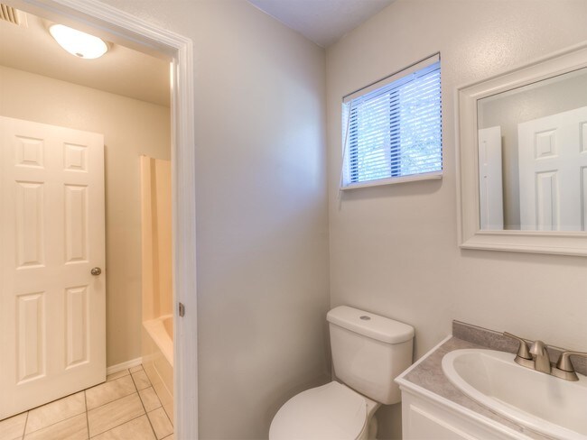 Building Photo - 17 Lakeside Ct