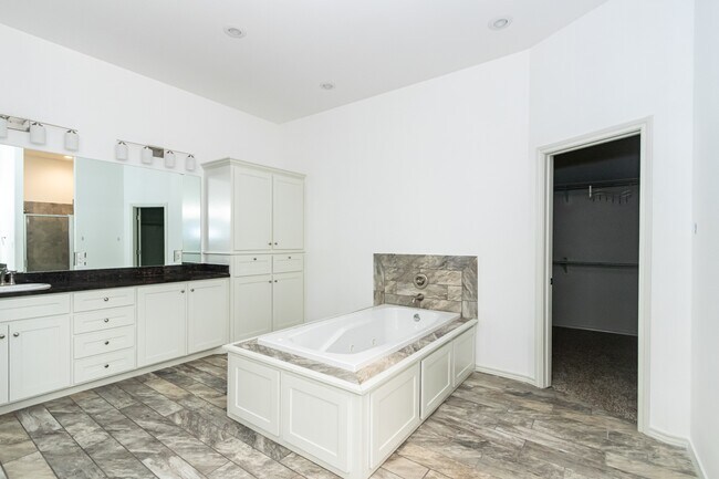 Building Photo - 9610 Kline Ave