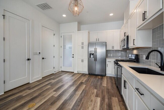 Building Photo - 607 W St Johns Ave