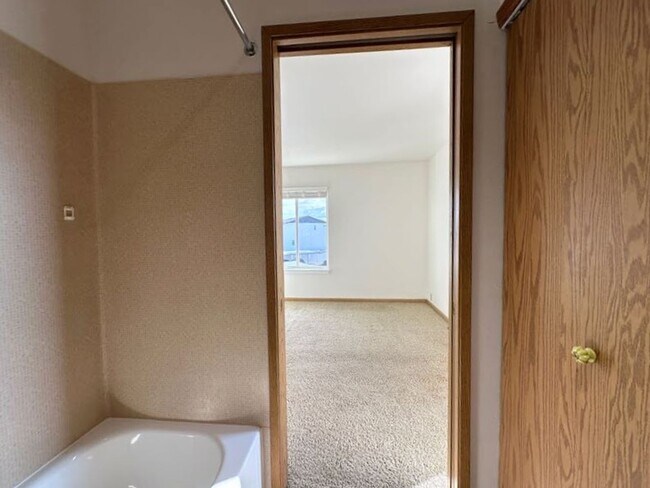 Building Photo - 2 Bedroom 2 bath home with water and mount...