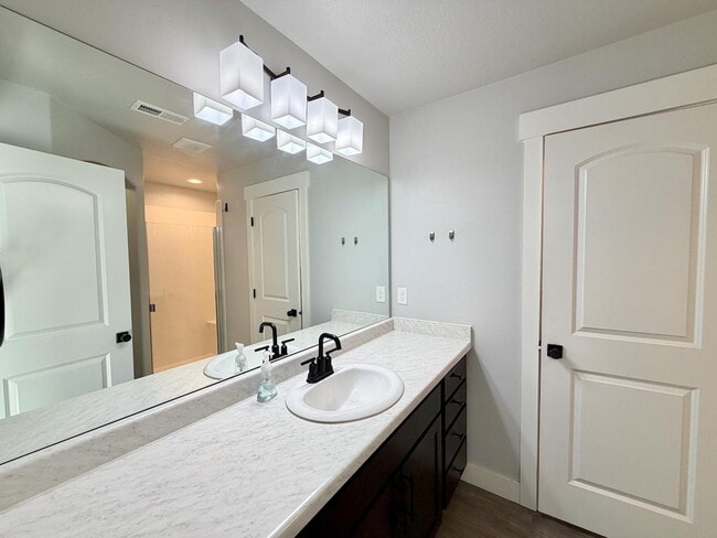 Building Photo - 347 W 410 N St