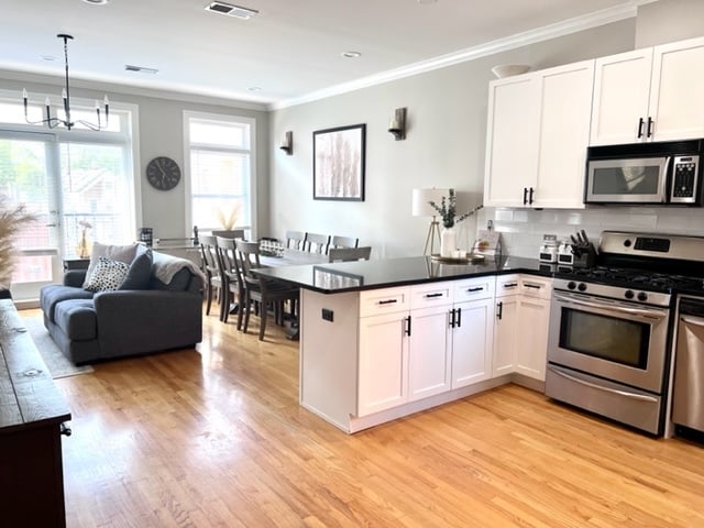 Kitchen - 1410 W Belmont Ave