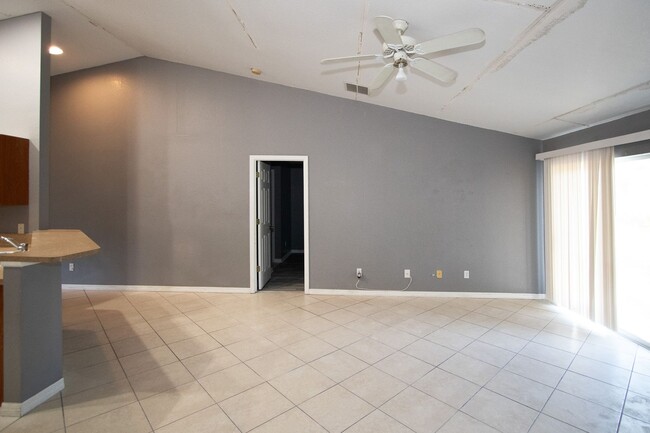 Building Photo - Annual Rental in North Port!