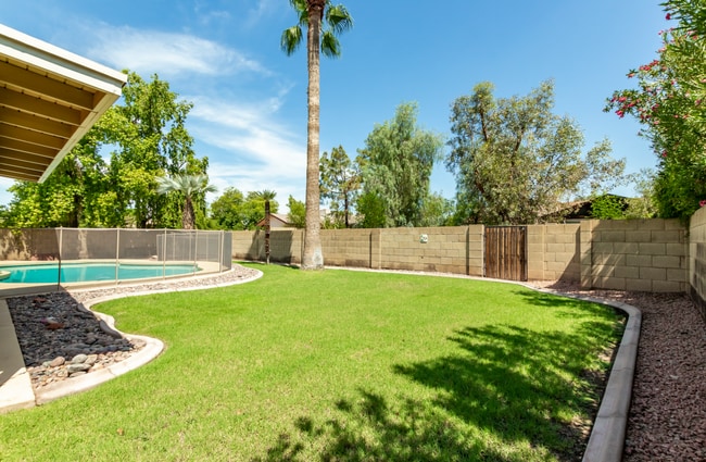 Building Photo - 2215 N Los Altos Dr