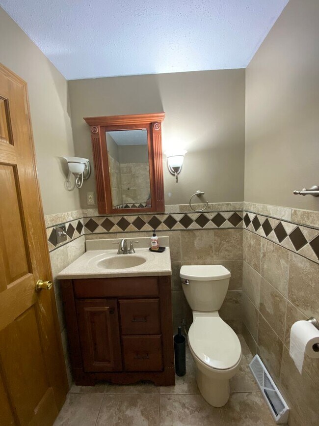 Building Photo - Huge Urbandale Home with Fenced In Back Yard!