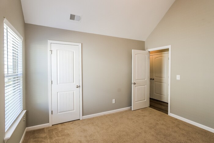 Building Photo - 465 Lory Ln