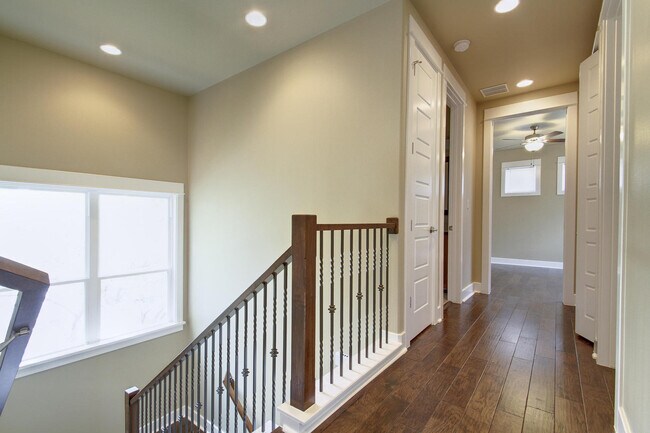 Building Photo - UT PRE-LEASE: Wood Floors, North Campus, Large Living Space, 2011 Construction, Custom High End K...