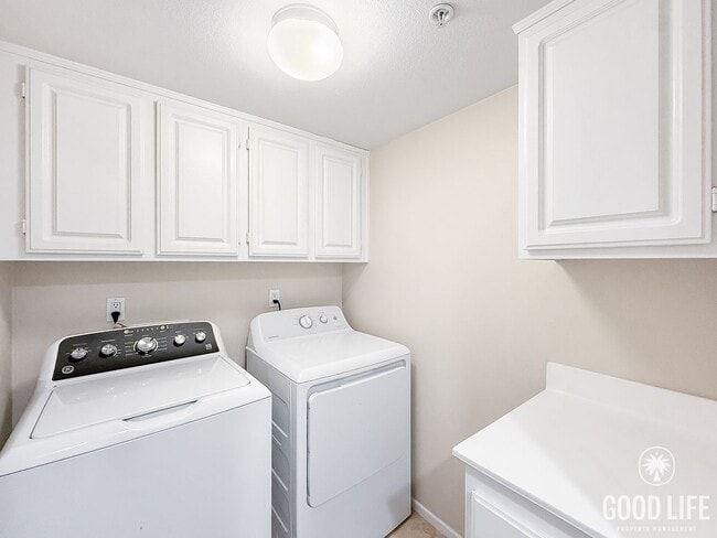 Building Photo - Beautiful 4B/4BA Home w/ Canyon Views & Great Layout!