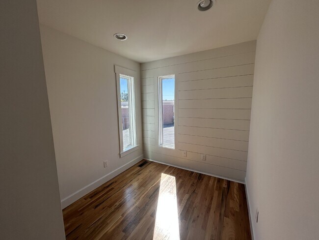 Building Photo - 2BD 2BA 3 STORY TOWNHOME FOR RENT