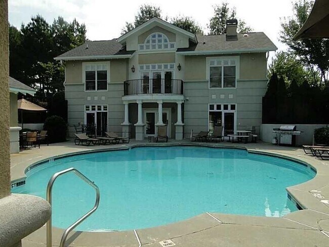 Building Photo - 2700 Pine Tree Rd NE