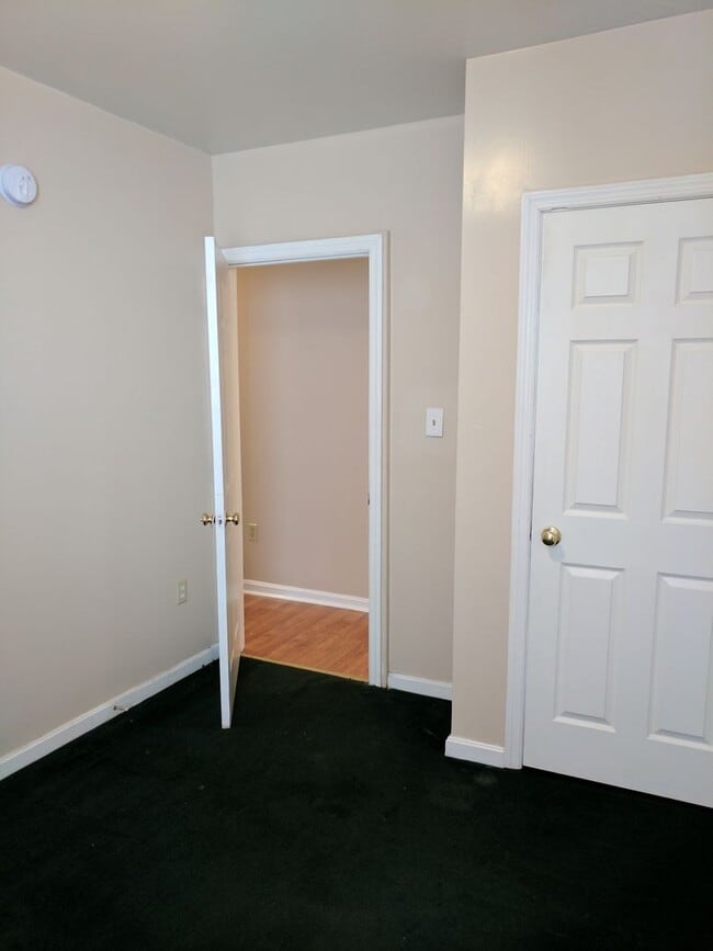 Building Photo - South Oakland renovated apartment