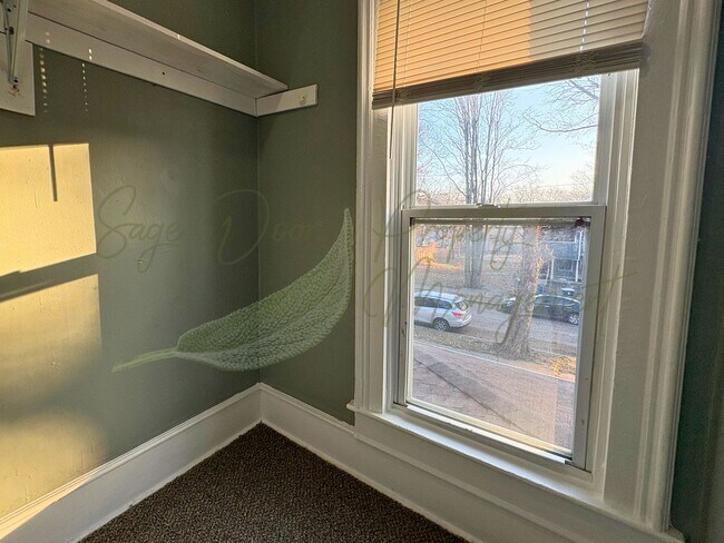 Building Photo - AVAILABLE NOW!!!!!