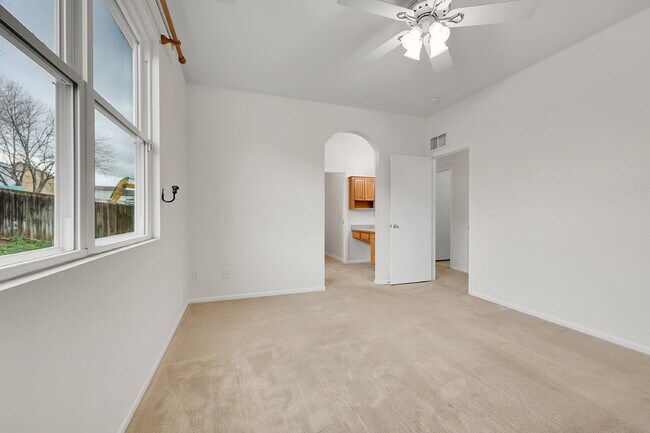 Building Photo - $2,100.00 - 3 Beds, 2 Baths, Single Family...
