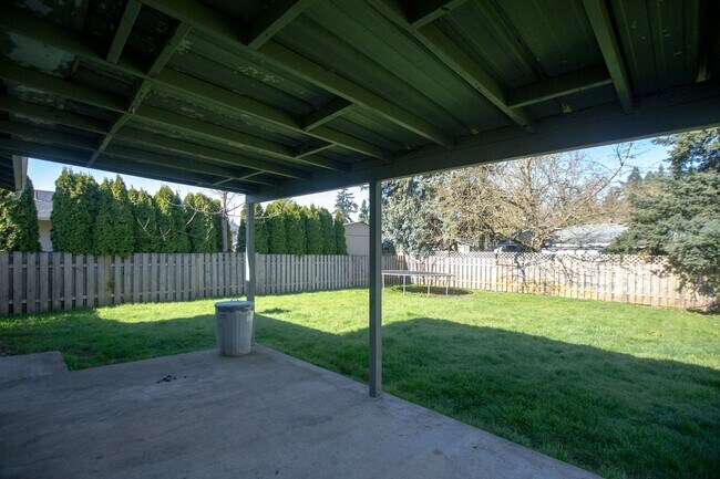 Building Photo - *** 3 Bedroom Woodburn home available now ***