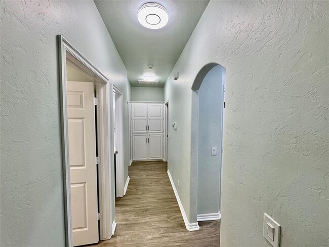 Building Photo - 10504 Walnut Hollow Dr