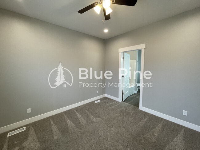 Building Photo - 5844 Wildrose Ave