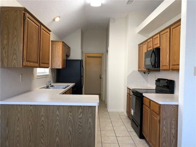 Building Photo - AVAILABLE NOW 3 Bedroom 2 Bath Home in For...