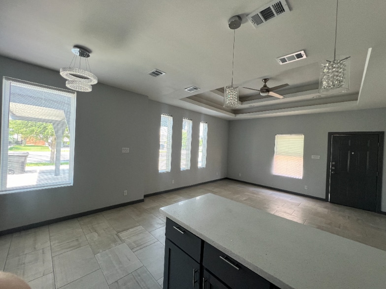 Building Photo - 904 E la Cantera Ave