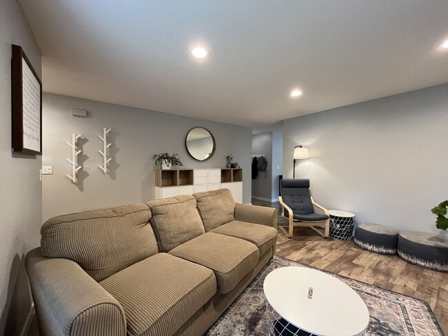 Building Photo - Charming Home Near Nike Campus with Vaulted Ceilings & Updated Kitchen