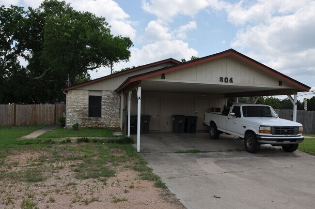 Building Photo - 3 Bedroom 2 Bath Duplex in Heart of Leander