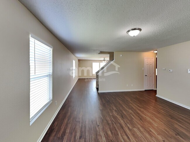 Building Photo - 489 Bourneside Dr