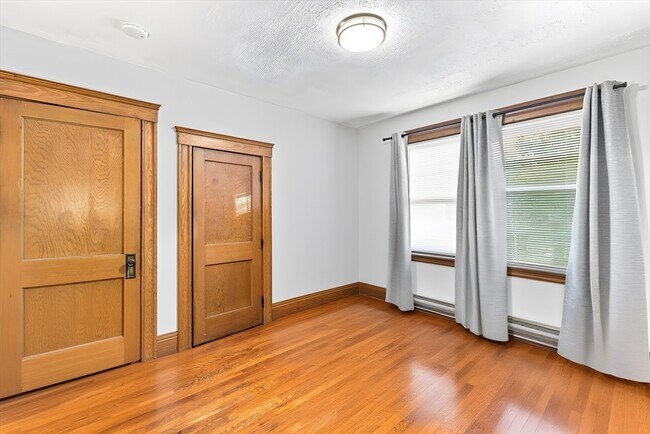 Building Photo - 99 Thorndike St